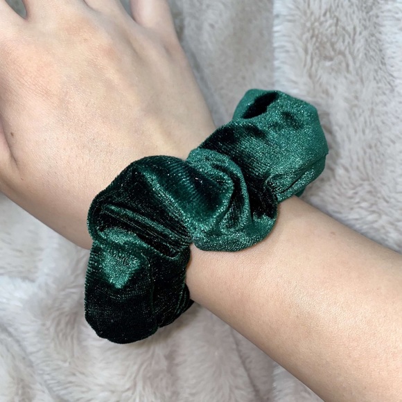 Accessories - Zipper scrunchie for hair also holds items